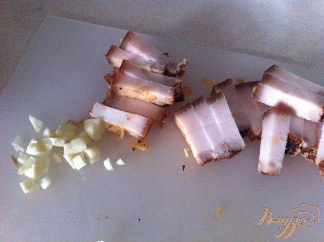 Фото приготовление рецепта: Запеченный картофель с чесноком и салом шаг №2