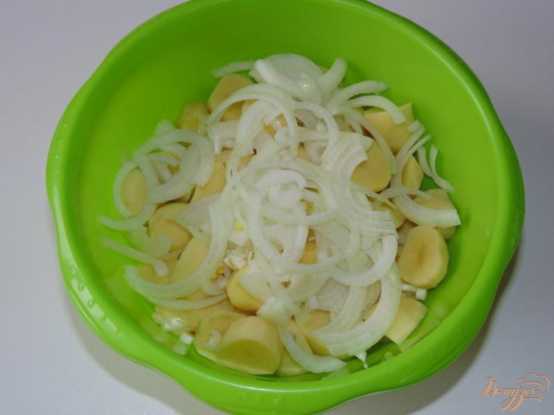 Фото приготовление рецепта: Картофель запеченный со сметаной и луком в рукаве шаг №2