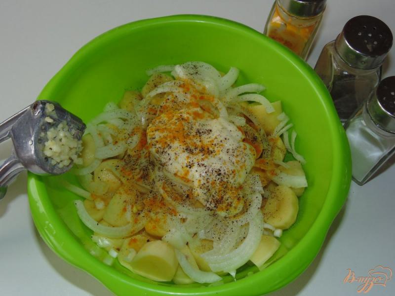 Фото приготовление рецепта: Картофель запеченный со сметаной и луком в рукаве шаг №3