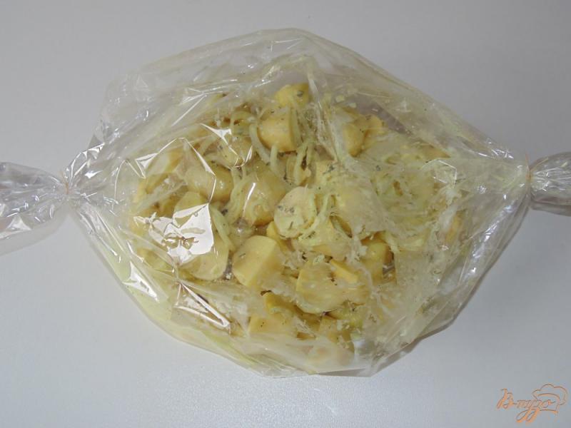Фото приготовление рецепта: Картофель запеченный со сметаной и луком в рукаве шаг №4