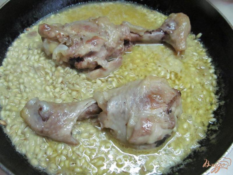 Фото приготовление рецепта: Куриные ножки с перловкой и спаржевой фасолью шаг №4