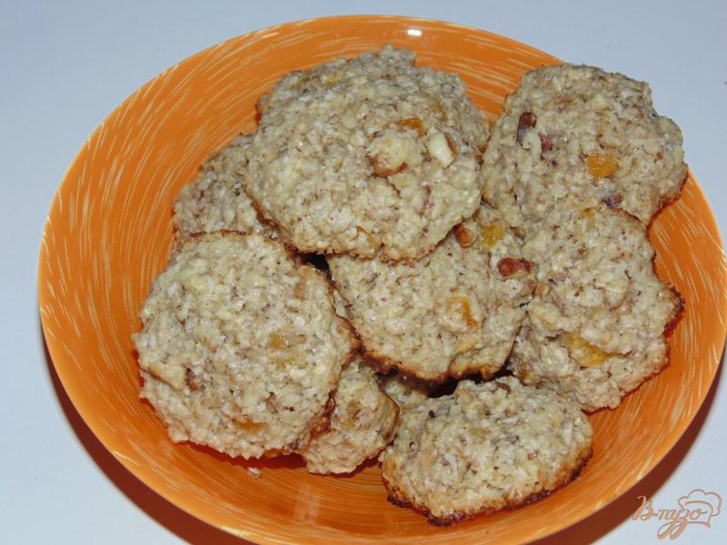 Фото приготовление рецепта: Овсяное печенье с курагой и грецким орехом шаг №7