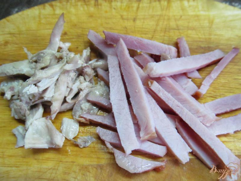 Фото приготовление рецепта: Бутерброды с ветчиной и куриным мясом шаг №3