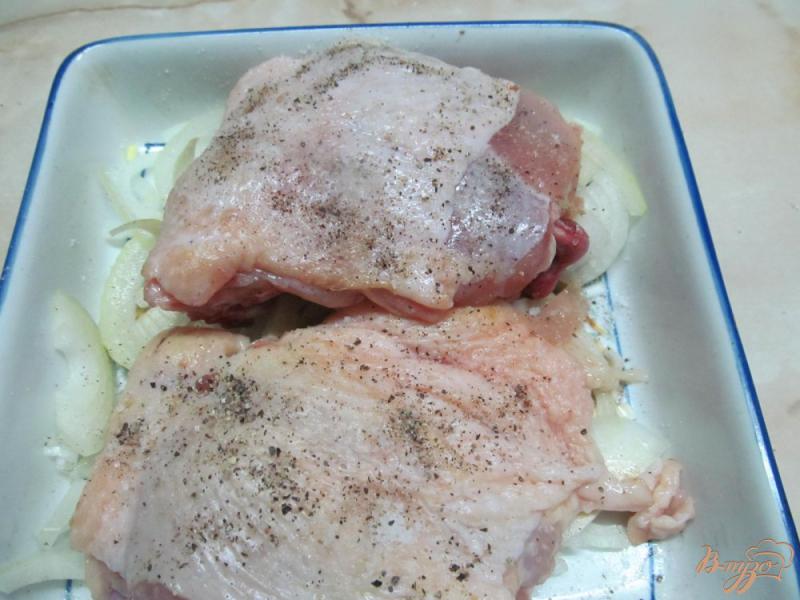 Фото приготовление рецепта: Курица в тесте шаг №2