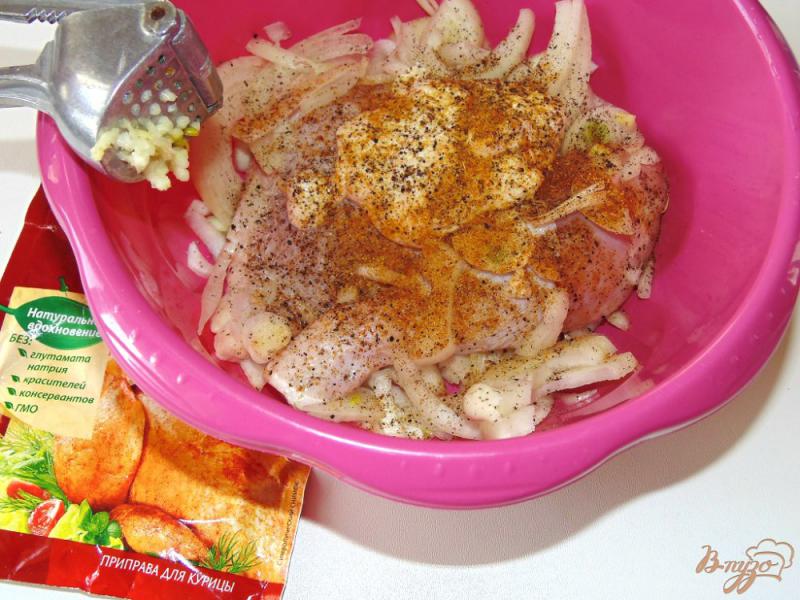 Фото приготовление рецепта: Куриный окорочок с овощами запеченный в рукаве шаг №2