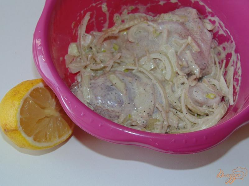Фото приготовление рецепта: Куриный окорочок с овощами запеченный в рукаве шаг №3