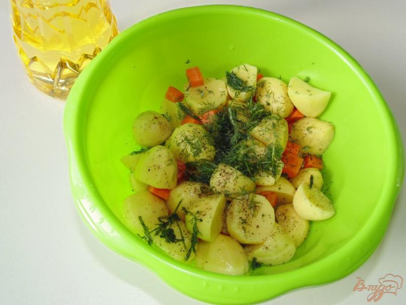 Фото приготовление рецепта: Куриный окорочок с овощами запеченный в рукаве шаг №5