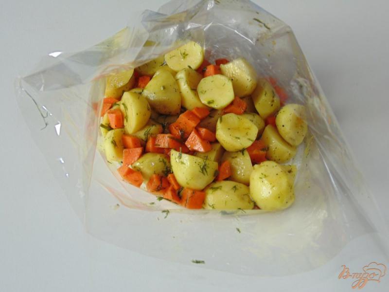 Фото приготовление рецепта: Куриный окорочок с овощами запеченный в рукаве шаг №6