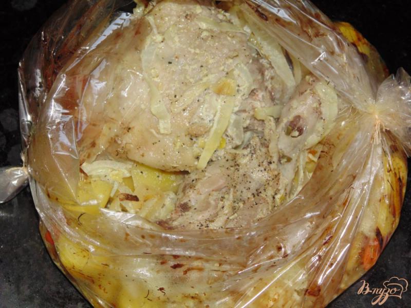 Фото приготовление рецепта: Куриный окорочок с овощами запеченный в рукаве шаг №8