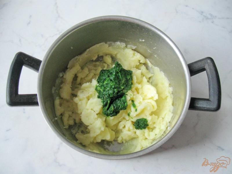 Фото приготовление рецепта: Картофельное пюре со шпинатом и чесноком шаг №3