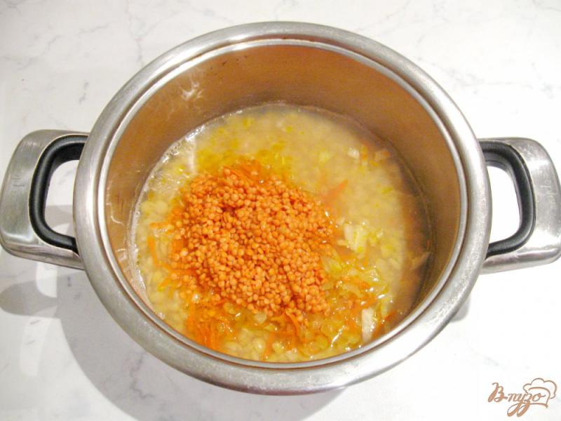 Фото приготовление рецепта: Гороховый суп с красной чечевицей шаг №6