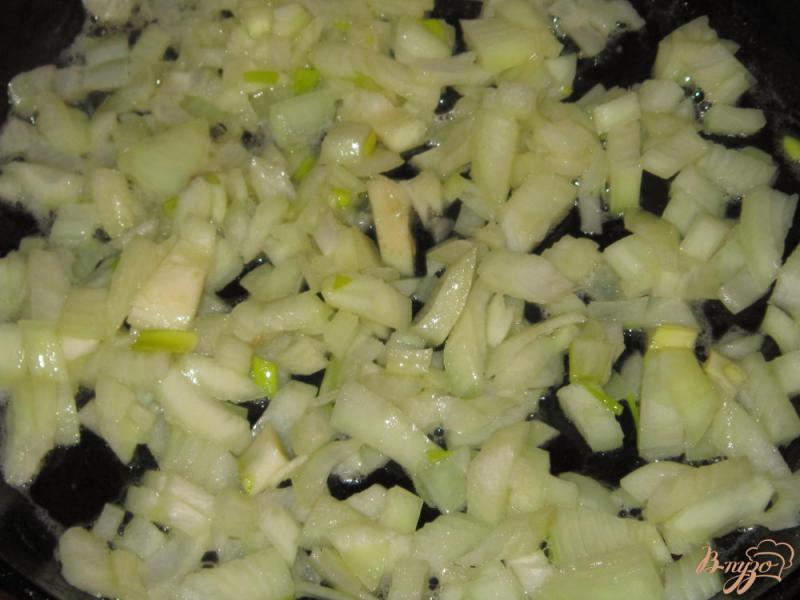 Фото приготовление рецепта: Шампиньоны тушеные в сливочно-сырном соусе шаг №2