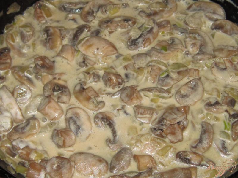 Фото приготовление рецепта: Шампиньоны тушеные в сливочно-сырном соусе шаг №5