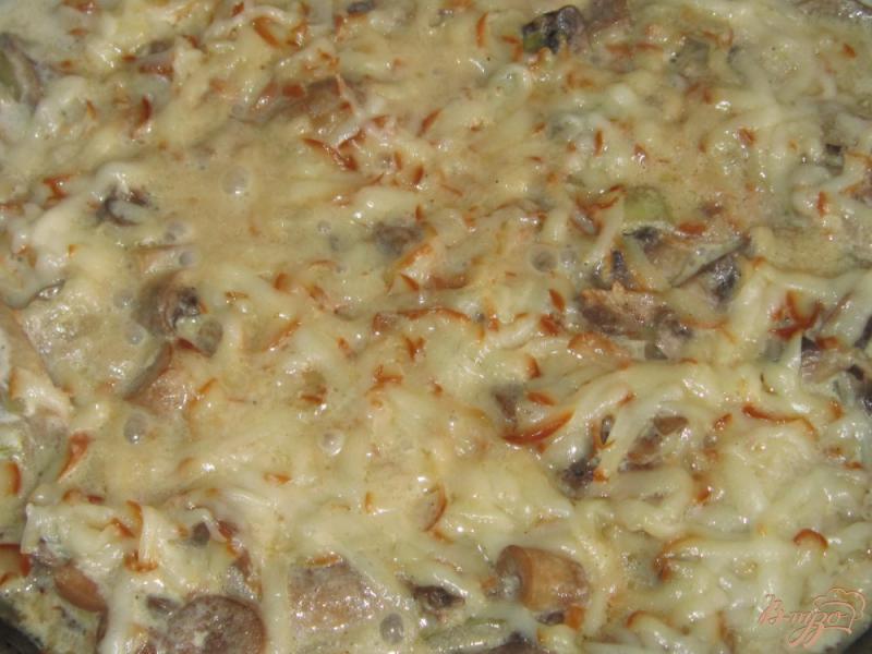 Фото приготовление рецепта: Шампиньоны тушеные в сливочно-сырном соусе шаг №8