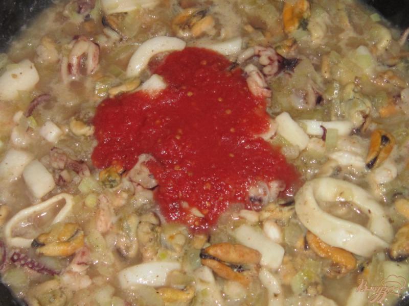 Фото приготовление рецепта: Суп из морского коктейля шаг №4