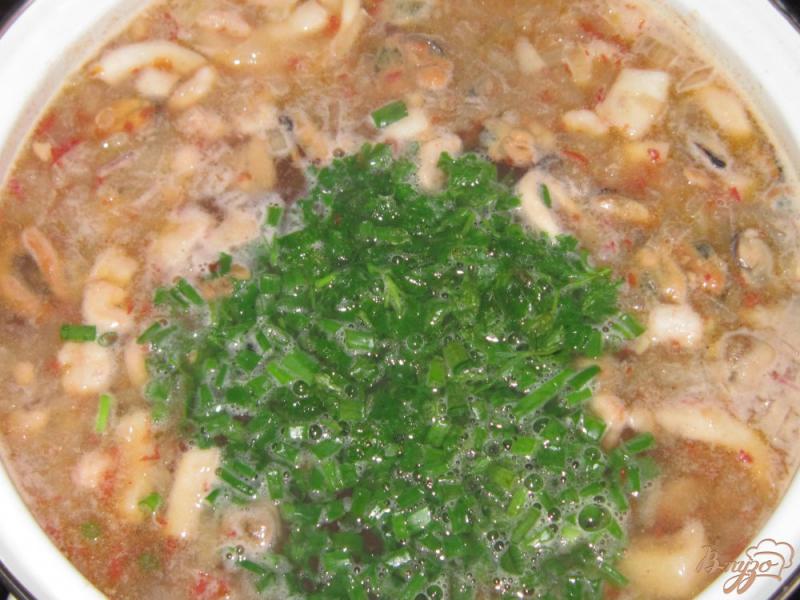 Фото приготовление рецепта: Суп из морского коктейля шаг №6
