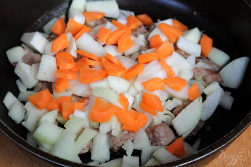Фото приготовление рецепта: Жаркое из свинины с болгарским перцем и картофелем шаг №2