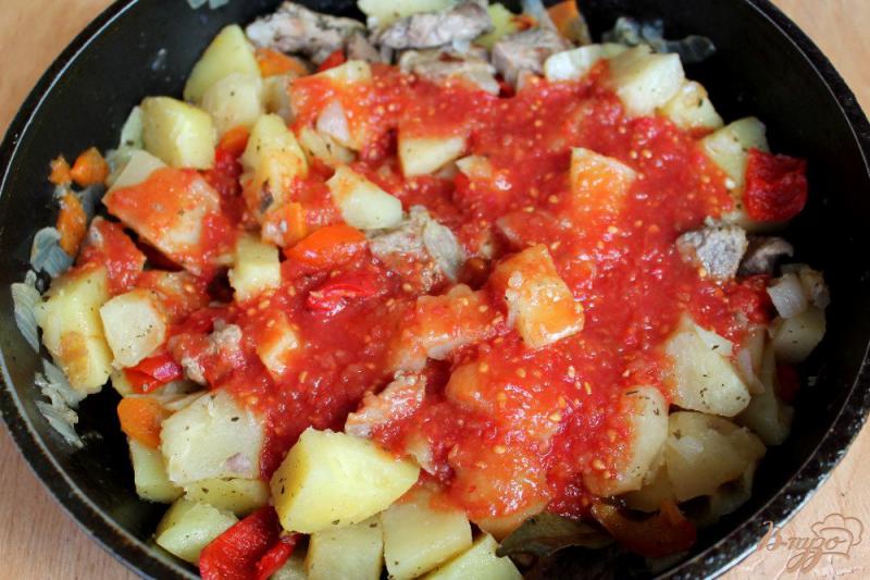 Фото приготовление рецепта: Жаркое из свинины с болгарским перцем и картофелем шаг №6