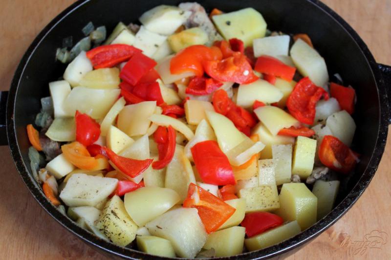 Фото приготовление рецепта: Жаркое из свинины с болгарским перцем и картофелем шаг №5