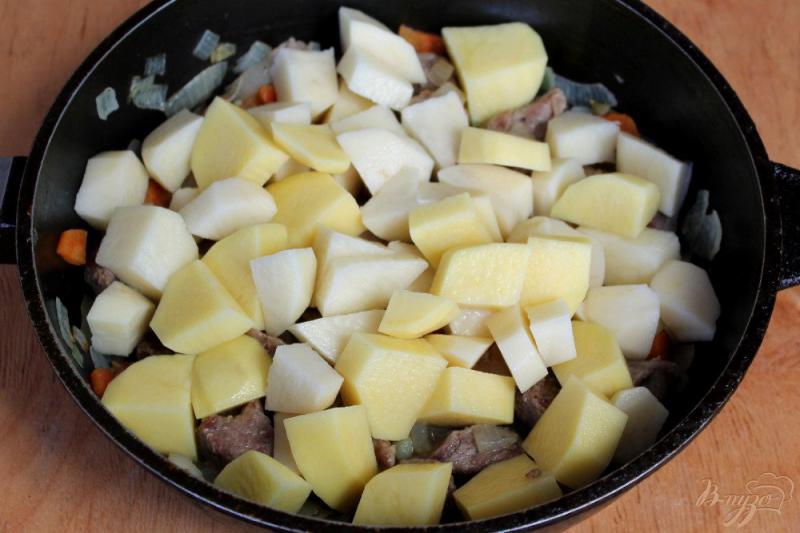 Фото приготовление рецепта: Жаркое из свинины с болгарским перцем и картофелем шаг №3