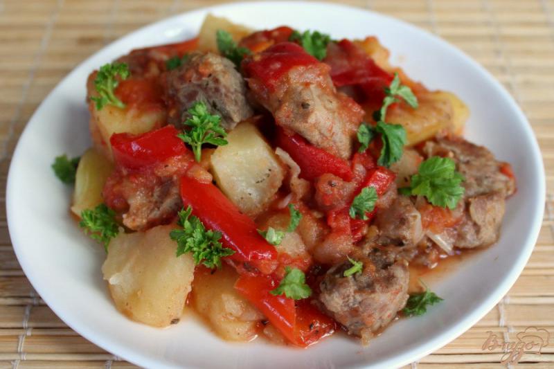 Фото приготовление рецепта: Жаркое из свинины с болгарским перцем и картофелем шаг №7