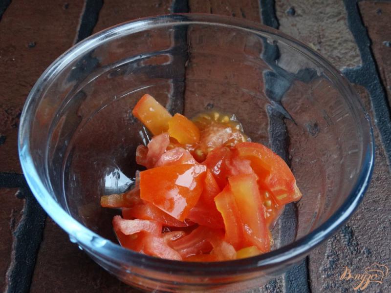 Фото приготовление рецепта: Салат с кальмарами и помидорами шаг №2