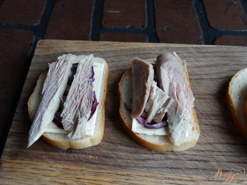 Фото приготовление рецепта: Гриль-сендвич с индейкой шаг №4