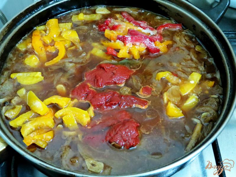 Фото приготовление рецепта: Говядина с луком перцем и томатом шаг №5