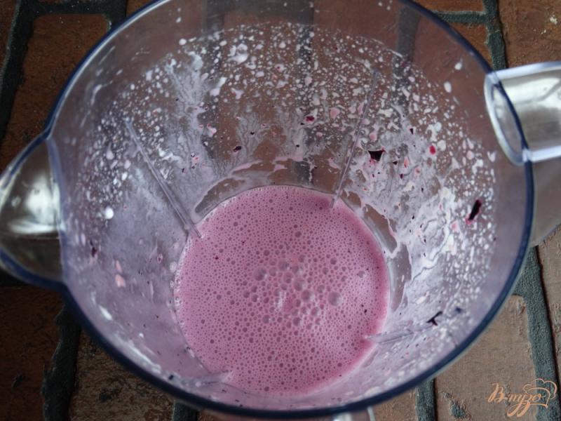 Фото приготовление рецепта: Кисломолочный коктейль с голубикой и грейпфрутом шаг №4