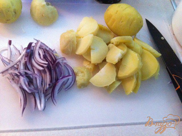 Фото приготовление рецепта: Картофельный салат с оливками шаг №4