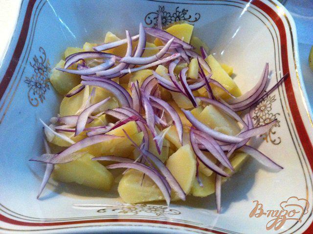 Фото приготовление рецепта: Картофельный салат с оливками шаг №5