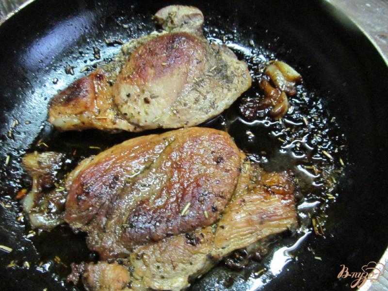 Фото приготовление рецепта: Свиное мясо под розмарином и тимьяном шаг №5
