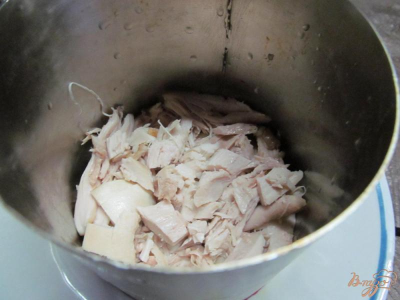 Фото приготовление рецепта: Салат с мясом курицы маринованной моркови и свеклы шаг №4
