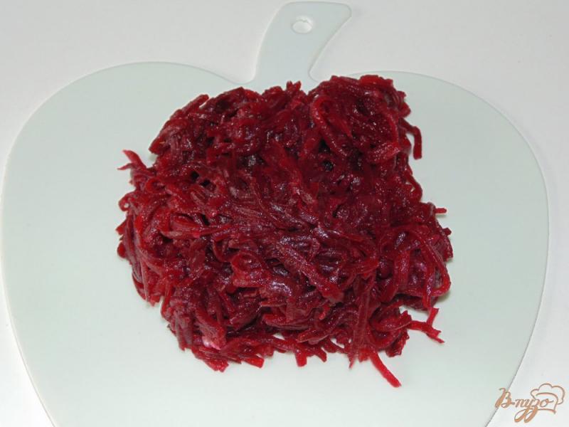 Фото приготовление рецепта: Салат из свеклы и красной редьки шаг №2