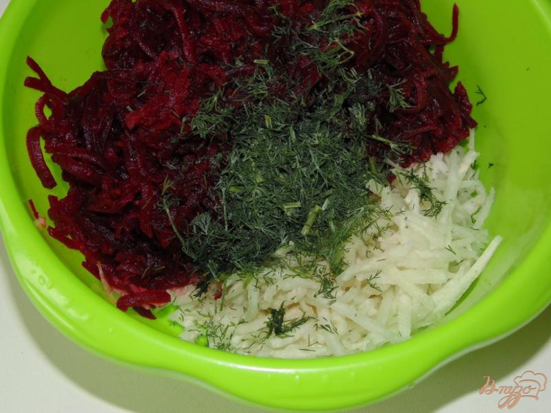 Фото приготовление рецепта: Салат из свеклы и красной редьки шаг №3