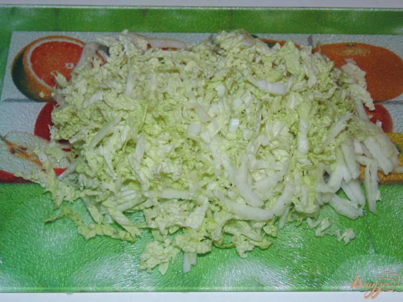 Фото приготовление рецепта: Салат из пекинской капусты со свежим огурцом и красной редькой шаг №1