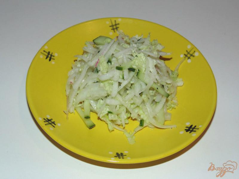 Фото приготовление рецепта: Салат из пекинской капусты со свежим огурцом и красной редькой шаг №5