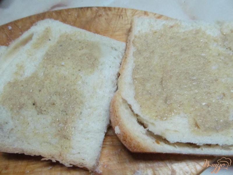 Фото приготовление рецепта: Запечатанный бутерброд с копченной грудинкой шаг №4