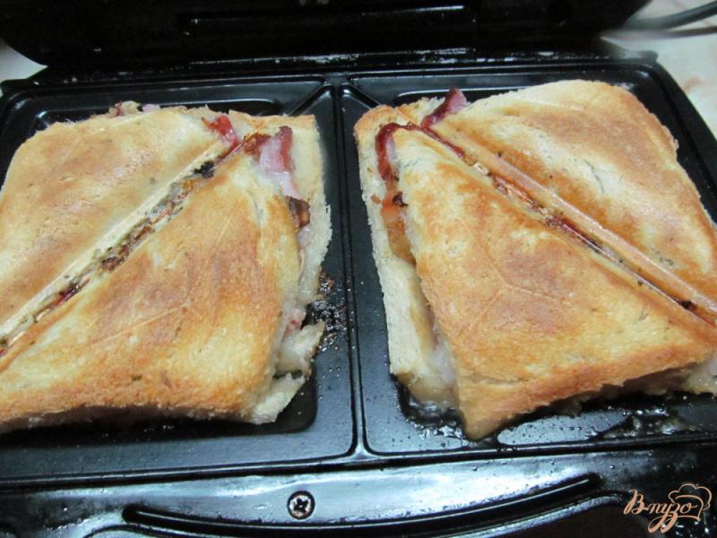 Фото приготовление рецепта: Запечатанный бутерброд с копченной грудинкой шаг №7