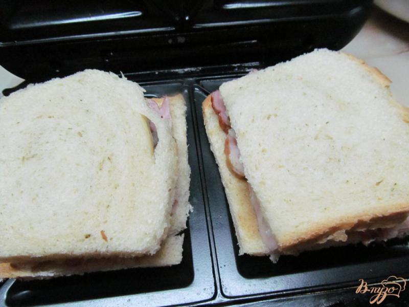Фото приготовление рецепта: Запечатанный бутерброд с копченной грудинкой шаг №6