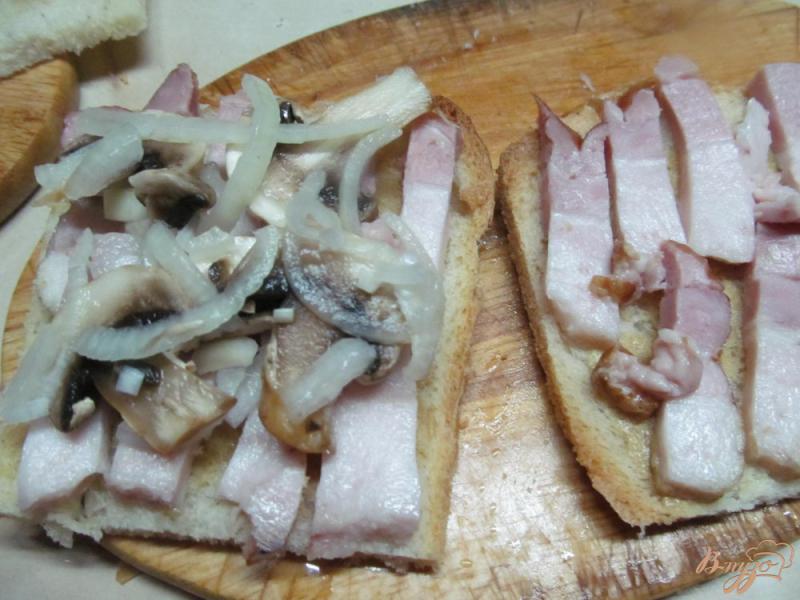 Фото приготовление рецепта: Запечатанный бутерброд с копченной грудинкой шаг №5