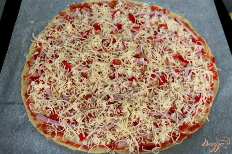 Фото приготовление рецепта: Пицца с ветчиной и болгарским перцем шаг №6