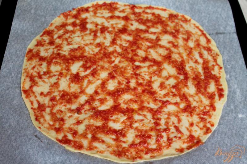 Фото приготовление рецепта: Пицца с ветчиной и болгарским перцем шаг №4