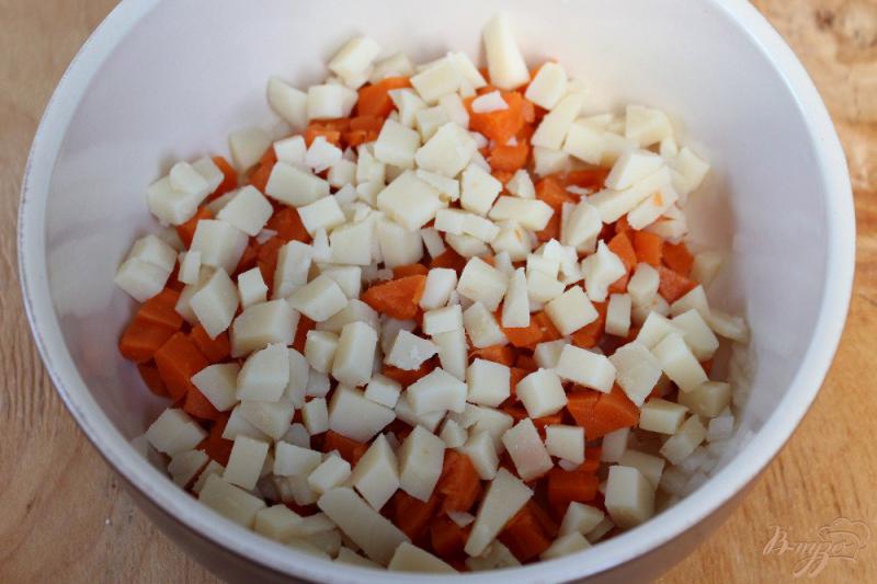 Фото приготовление рецепта: Свекольный салат с маринованными грибами. шаг №3