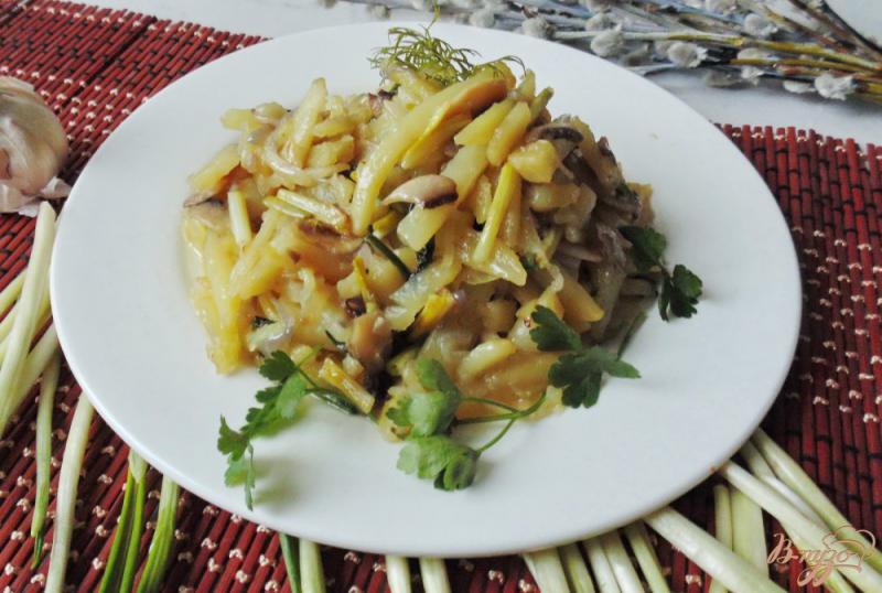 Фото приготовление рецепта: Жареный картофель с грибами и черемшой шаг №7