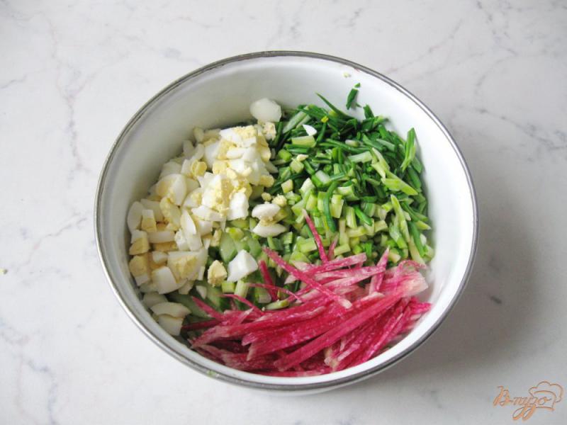 Фото приготовление рецепта: Весенний салат из черемши и редьки шаг №5