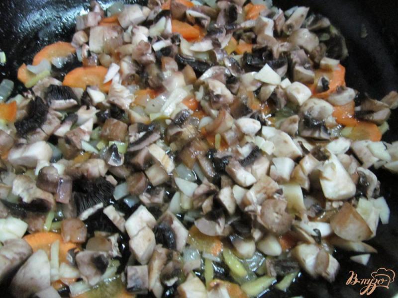 Фото приготовление рецепта: Курица с гречкой и грибами шаг №4