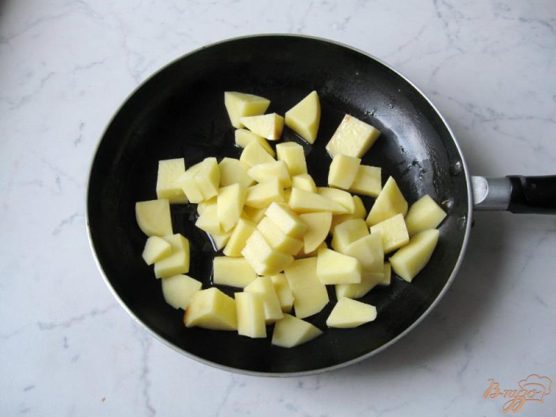 Фото приготовление рецепта: Картофель с грибами в горшочке шаг №3