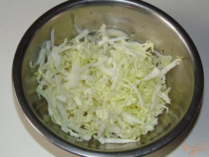 Фото приготовление рецепта: Легкий капустный салат со свежим огурцом шаг №1
