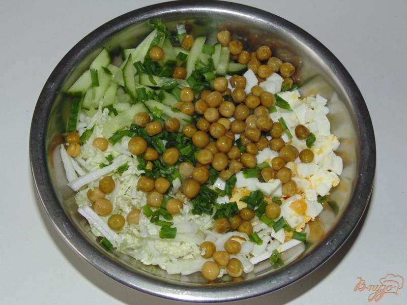 Фото приготовление рецепта: Легкий капустный салат со свежим огурцом шаг №5